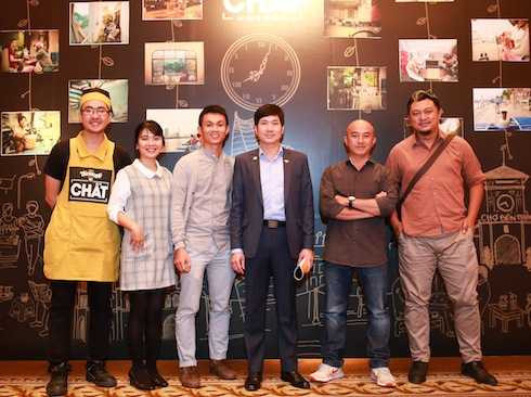 Triển lãm ảnh của nhiếp ảnh gia Tâm Bùi (thứ ba từ trái sang)