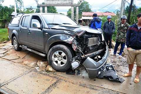 Chiếc xe vỡ nát sau cú đâm trực diện từ tàu hỏa. May mắn, cả 5 người ngồi trên xe thoát chết hy hữu.