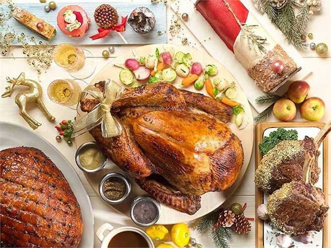 Thưởng thức các món ăn Giáng sinh truyền thống như gà tây phết bơ bỏ lò, đùi lợn xông khói tẩm mật ong, và hải sản tại nhà hàng Lackah - khách sạn Crowne Plaza West Hanoi đêm ngày 24/12/2015 với giá 890.000 đồng/người, bữa trưa Giáng sinh ngày 25/12/2015 chi phía là 690.000 đồng/ người. Giá bao gồm 01 ly rượu vang nóng đỏ truyền thống. 