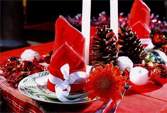 Tại Plaza Ballroom khách sạn Sofitel Plaza Hà Nội, tiệc Noel với nhiều chương trình ẩm thực, âm nhạc có mức giá 2.260.000 đồng/người lớn và 1.580.000 đồng/trẻ em 13 - 17 tuổi. Riêng trẻ từ 4-12 tuổi, mức chi phí sẽ là 960.000 đồng/người. 