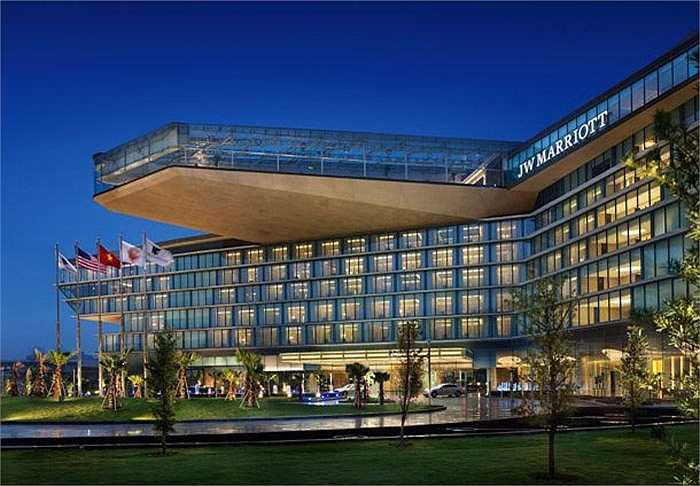 Đắt đỏ hơn rất nhiều, tại nhà hàng Pháp cao cấp French Grill (Tiền sảnh khách sạn JW Marriott Hanoi), giá cho bữa tiệc chào đón Giáng sinh là 3 triệu đồng/người lớn và 750.000 đồng/trẻ em. 