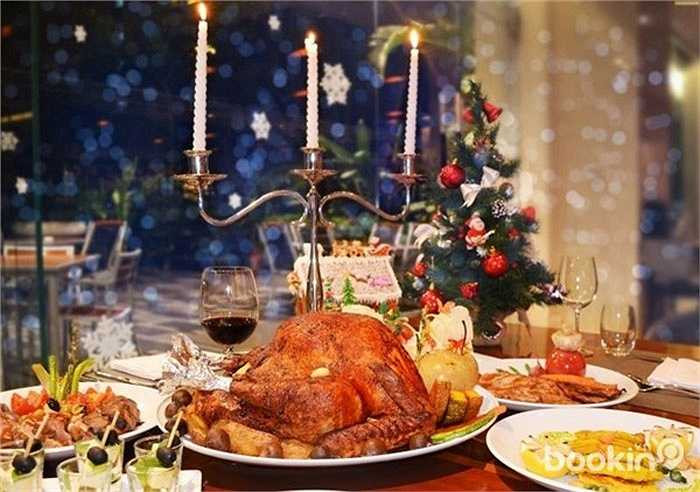 Đối với bữa tối giáng sinh tại khách sạn Pull Man Hà Nội, thực khách cần chi trả 1.690.000 đồng/ một người lớn và 850.000 dành cho trẻ nhỏ.