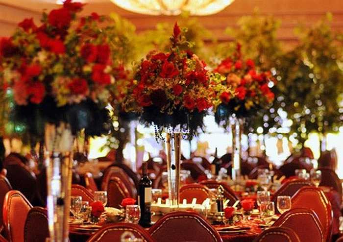 Năm nay, khách sạn Daewoo Hà Nội có tổ chức dạ tiệc giáng sinh với chi phí 1.560.000 đồng/người lớn và 860.000đồng /trẻ em, bao gồm 01 ly bia tươi hoặc nước ngọt. Ngoài tiệc ẩm thực, thực khách được thưởng thức nhiều chương trình giải trí khác. 