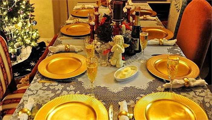 Năm nay, khách sạn Daewoo Hà Nội có tổ chức dạ tiệc giáng sinh với chi phí 1.560.000 đồng/người lớn và 860.000đồng /trẻ em, bao gồm 01 ly bia tươi hoặc nước ngọt. Ngoài tiệc ẩm thực, thực khách được thưởng thức nhiều chương trình giải trí khác. 