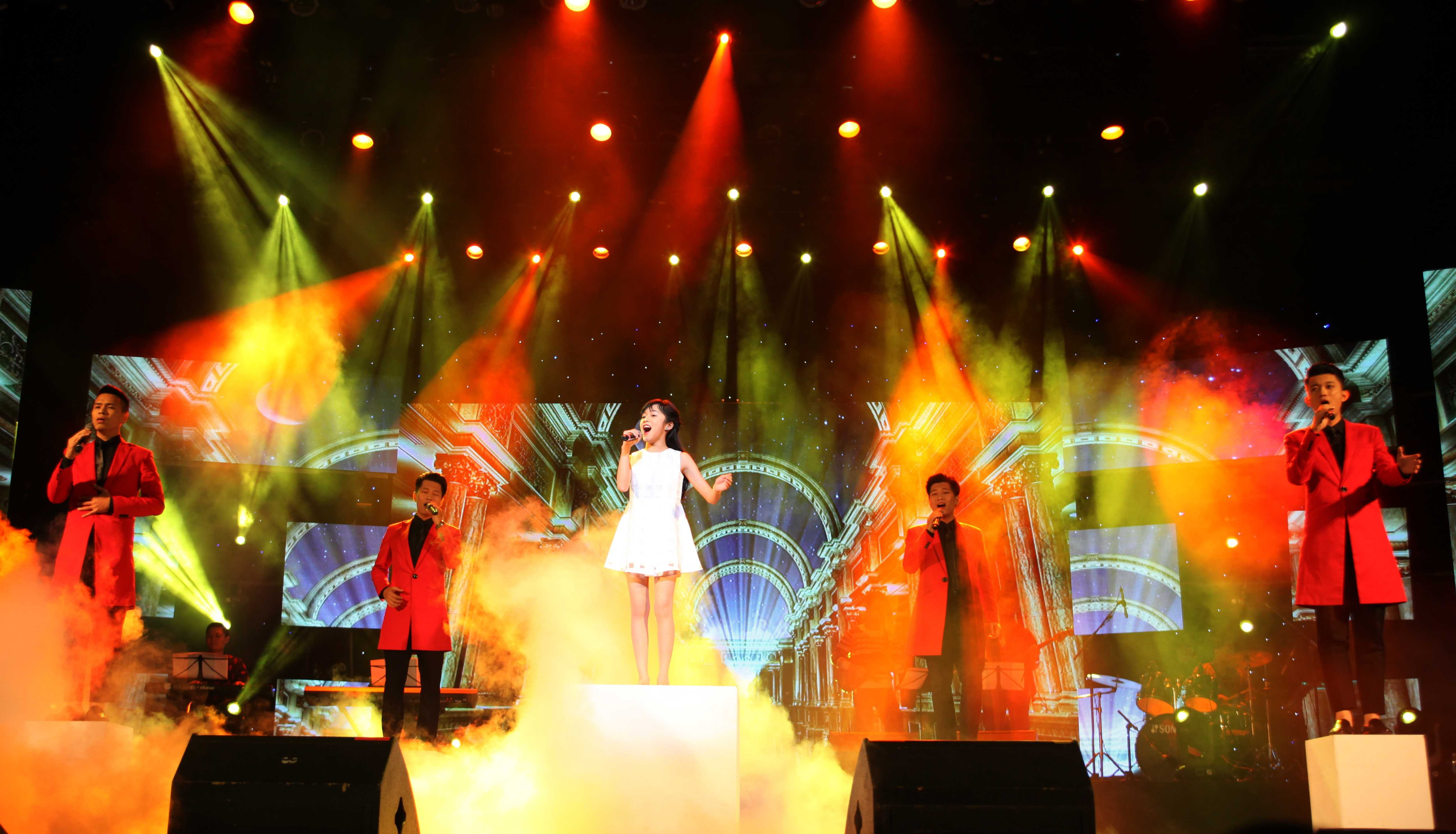 Thùy Anh và nhóm Oplus