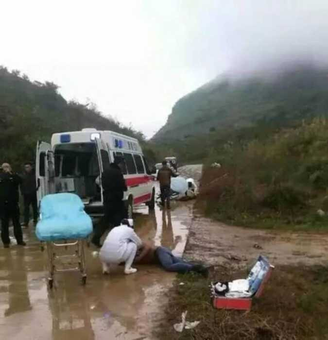 Xe cấp cứu được điều đến hiện trường