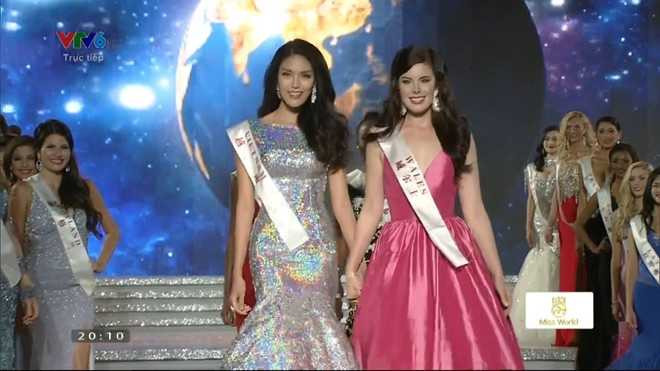 Lan Khuê bước ra chào khán giả