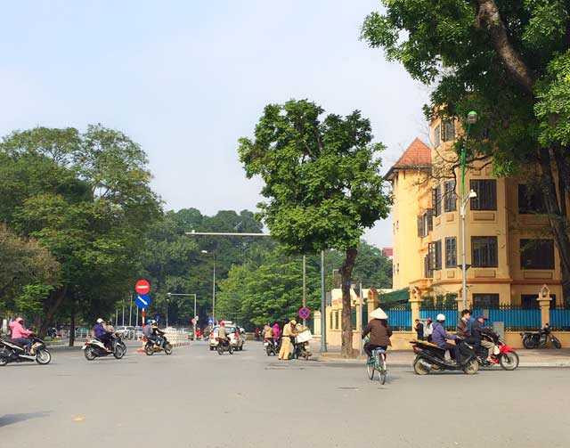 Ấm lòng hình ảnh CSGT nhặt cam giúp người dân