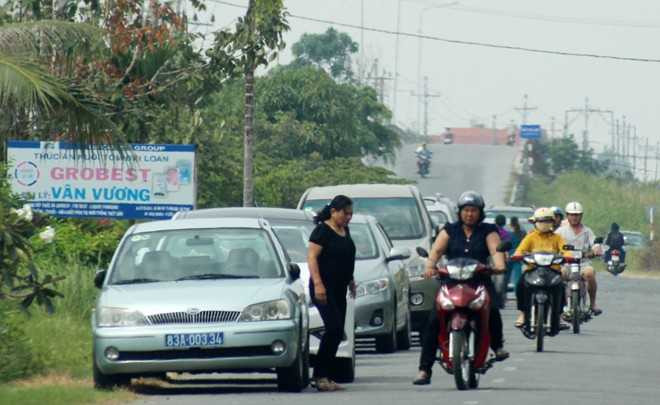 Đoàn xe biển số xanh chở cán bộ đi đám giỗ ở Sóc Trăng ngày 19/12.