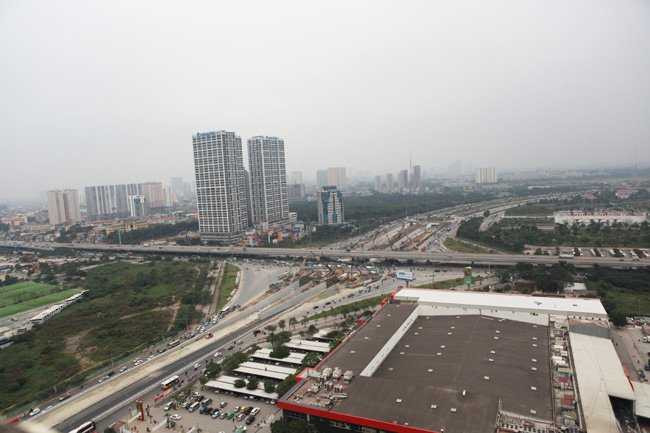 Hầm chui nút giao Trung Hoà (quận Cầu Giấy) được khởi công vào đầu năm nay, với chiều dài gần 700 m, theo hướng Đại lộ Thăng Long - Trần Duy Hưng và ngược lại với tổng mức đầu tư khoảng 700 tỷ đồng.