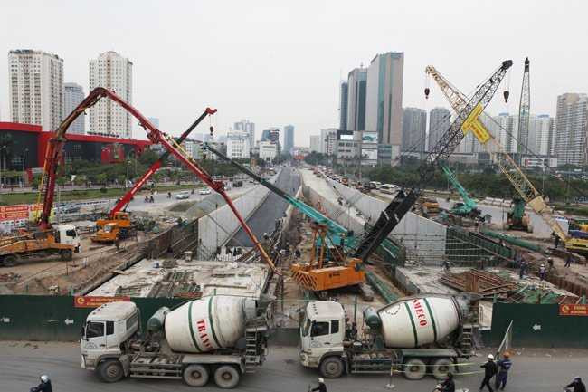 Hầm chui này được thiết kế 3 làn xe cơ giới rộng 3,5 m/làn. Phần hầm qua gầm cầu cạn sẽ được nối tiếp với đoạn hầm hở của dự án đường Đại lộ Thăng Long.