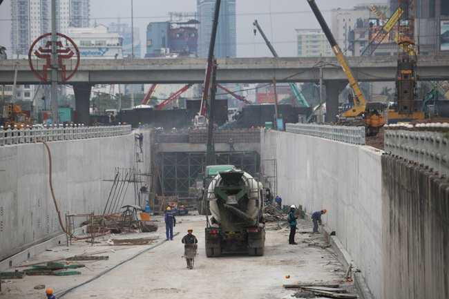 Hầm sâu khoảng 7m so với mặt đất và dự kiến sẽ hoàn thiện và đưa vào hoạt động trước Tết 2016. Móng hầm được sử dụng kết cấu móng cọc khoan nhồi, móng cọc bê tông cốt thép