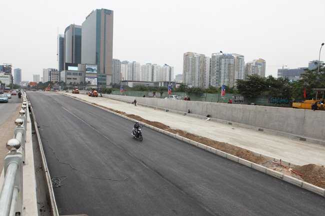 Đoạn từ cổng siêu thị Big C đến ngã tư Trần Duy Hưng - Hoàng Minh Giám đang được hoàn thiện hệ thống dải phân cách giữa, đường dẫn đã được trải nhựa. Dự án đã thực hiện 80% khối lượng công việc.