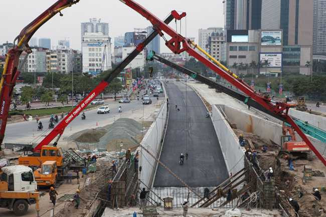 Ban Quản lý dự án Thăng Long và đơn vị thi công hầm chui nút giao Trung Hòa đang đặt mục tiêu rút ngắn tiến độ 6 tháng, hoàn thành trước Tết Nguyên đán nhằm giảm ùn tắc giao thông ở khu vực phía Tây Hà Nội và sẽ thông xe vào ngày 31/12.