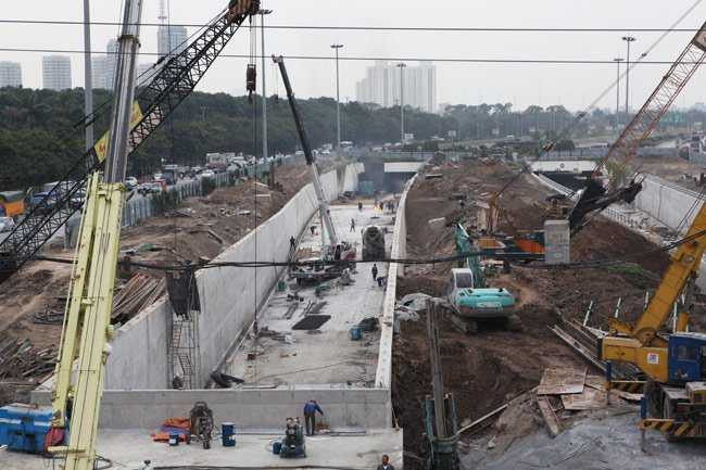 Để hoàn thành dự án nút giao thông Trung Hòa trước thời hạn 6 tháng, Ban Quản lý yêu cầu đơn vị thi công tập trung đẩy nhanh tiến độ, thi công 3 ca liên tục. Phần hầm qua gầm cầu cạn sẽ được nối tiếp với đoạn hầm hở của dự án đường Đại lộ Thăng Long.