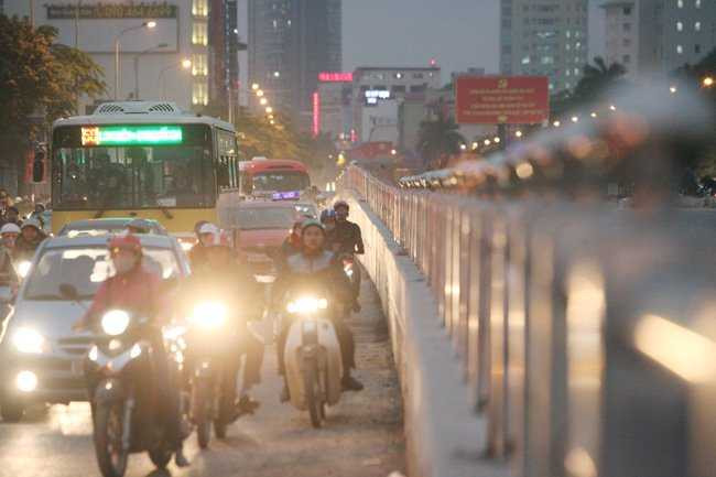 Rào chắn bằng inox trên thành hầm chui đã lắp xong