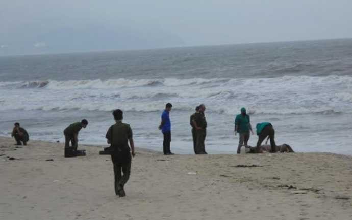 Thi thể cụ bà được phát hiện bên bờ biển (Ảnh minh họa)