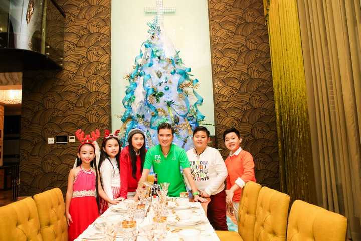 Và dịp này, các ca sĩ của Trung tâm Thanh nhạc Hoài Nam đã đến tham quan ngôi nhả vườn noel lung linh, lộng lẫy và được chụp hình cùng chú Đàm Vĩnh Hưng mà các em yêu quý. 