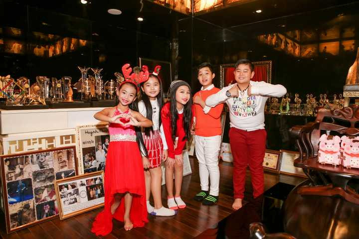 Ông hoàng nhạc Việt hào phóng, thân thiện mở cửa cho người hâm mộ và khách qua đường vào tham quan, chụp ảnh. Anh nói: Tôi đã dành trọn một năm cho công việc vì thế hãy để những ngày còn lại dành trọn cho gia đình và những người thân yêu.”