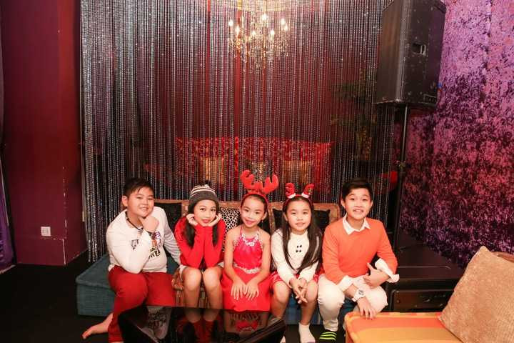 Ngoài ra các em được tham quan gian phòng trưng bày gia tài vô giá của Đàm Vĩnh Hưng: các giải thưởng âm nhạc mà Đàm Vĩnh Hưng đã có được suốt 1 chăng đường dài ca hát vừa qua. 