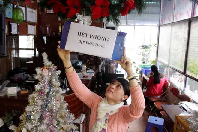 Nhân viên khách sạn Sương Mai (đường Trần Hưng Đạo) treo bảng thông báo hết phòng vào các ngày Festival hoa Đà Lạt. Đây là một trong số ít những khách sạn không tăng giá, Ảnh: C.Thành