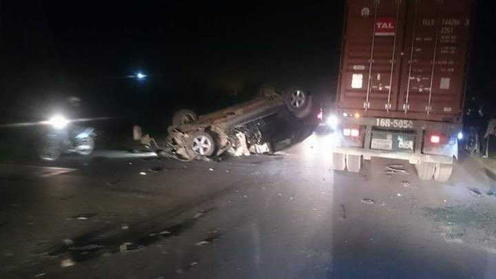 Xe BMW bị lật ngửa trên đường, hư hỏng nặng. Ảnh: Thanh Giang