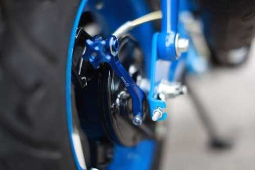 Cần phanh sau độ dài hơn zin giúp phanh ăn hơn