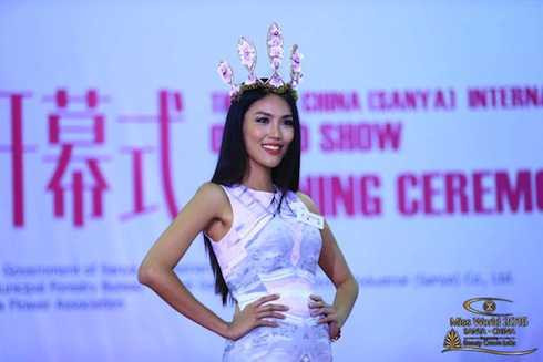 Đại diện Việt Nam tự tin trình diễn chiếc vương miện được kết từ Hoa  trong ngày hội Handmade Orchid Crowns.