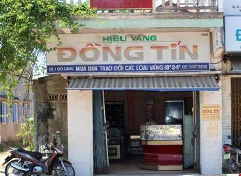 Tiệm kim hoàn Đồng Tín bị đập tủ cướp vàng ba lần trong thời gian ngắn. Ảnh: N.TU