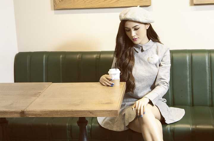 Tuy vẫn có nhiều ý kiến trái chiều về gương mặt với lần xuất hiện tại buổi họp báo của Ray Võ trong thời gian gần đây, nhưng cô vẫn rất nhiệt tình cùng “người tình tin đồn” này thực hiện bộ ảnh Noel như một món quà gởi tặng khán giả nhân dịp mùa đông đến.