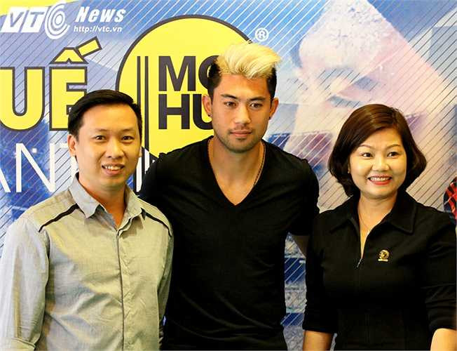 Lee Nguyễn cởi mở chụp hình với người hâm mộ. Có hơn 100 khách mời tham dự buổi gặp mặt này