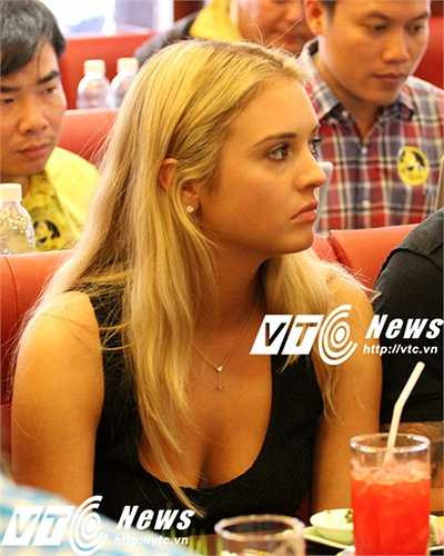 Lần đầu tiếp xúc với truyền thông Việt Nam, Janell tỏ ra khá rụt rè