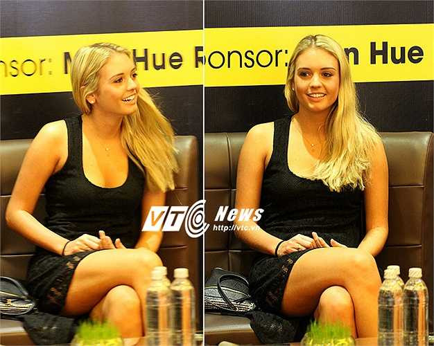 Cùng về Việt Nam với Lee Nguyễn lần này còn có bạn bè của anh và đặc biệt là cô bạn gái tóc vàng xinh đẹp - Janell Carlson