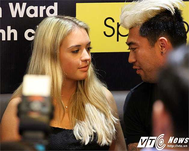 Cả hai không ít lần trao nhau những ánh mắt thân mật