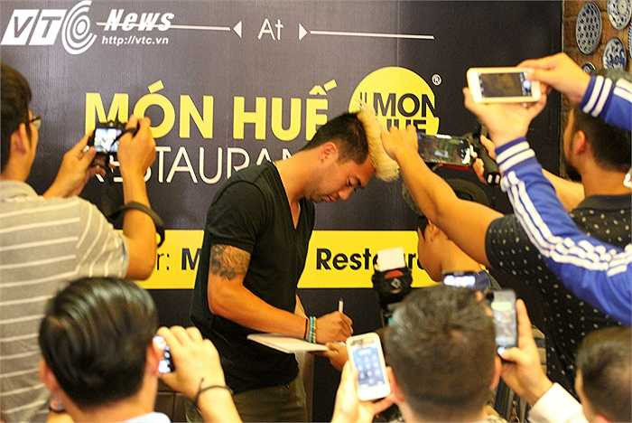 Lee Nguyễn kí tặng một fan nhí