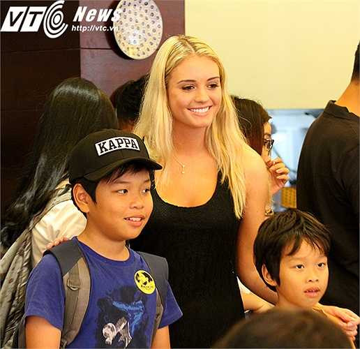 Trong khi Janell cũng vui vẻ, hòa đồng với các fan 