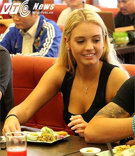 Dù được Lee Nguyễn giới thiệu kha khá về ẩm thực Việt Nam, nhưng Janell vẫn chưa biết cách dùng đũa 