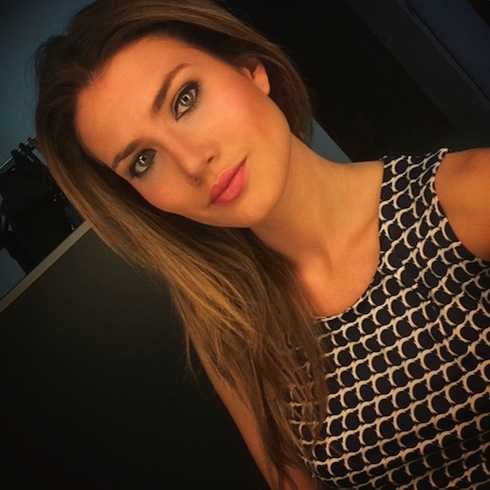 Khung hình đời thường ngọt ngào của Tân Hoa hậu Thế giới.