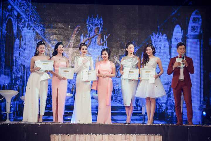 Kỳ Duyên không kém phần xinh đẹp bên dàn hoa hậu