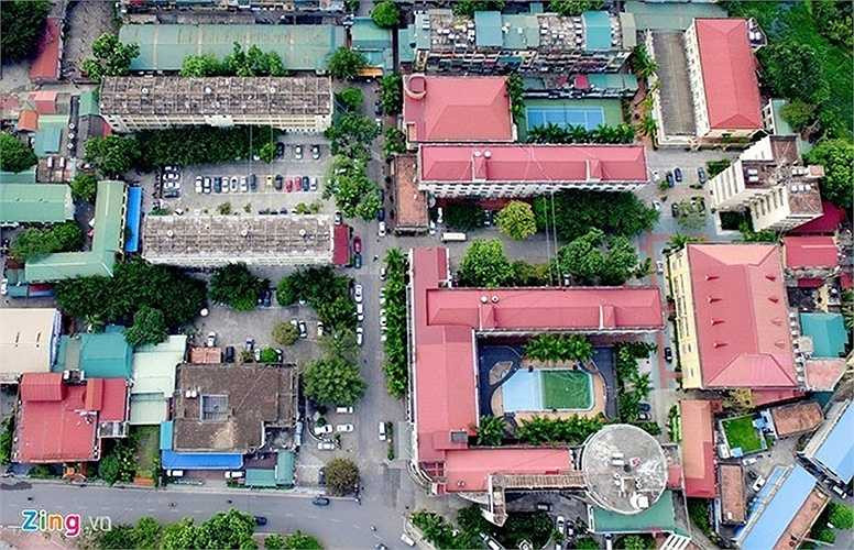 Khách sạn này tọa lạc trên khu đất 3,5 ha nằm trên đường Đào Duy Anh (quận Đống Đa) với thời hạn thuê 50 năm kể từ năm 1993, tiền thuê đất được trả hàng năm. Tiền thân của khách sạn Kim Liên là khách sạn Bạch Mai được thành lập năm 1961. Khách sạn hiện có 9 toà nhà, 437 phòng và 5 nhà hàng. 