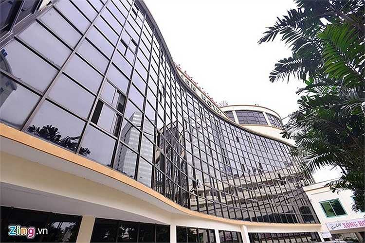 Do xây dựng từ lâu nên nhìn bề ngoài, khách sạn khá cũ. Tại đây ngoài việc kinh doanh dịch vụ lưu trú, đơn vị quản lý trực tiếp còn kinh doanh tiệc cưới, tổ chức hội nghị, xông hơi mát xa... 