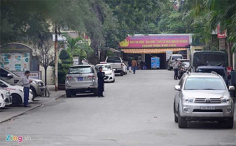 Khách sạn khá nhộn nhịp người ra vào trong buổi sáng 17/12. 