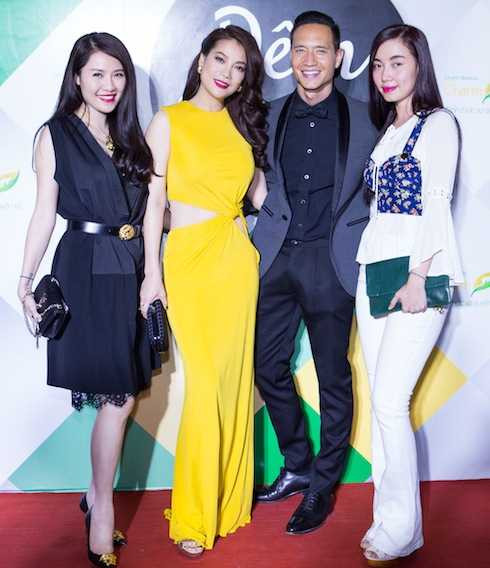 Trương Ngọc Ánh khoe eo thon sexy, tình tứ bên Kim Lý