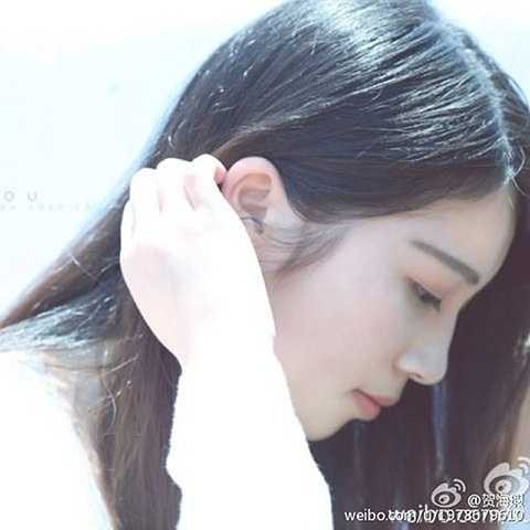 Không giống như các hot girl khác, He gây cảm tình trên cộng đồng mạng bằng vẻ đẹp dịu dàng và nữ tính.