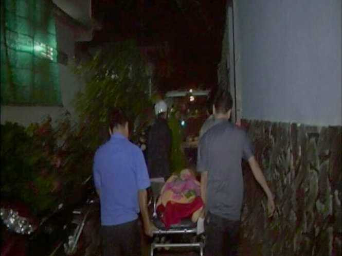 Thi thể chị Sương được đưa đi khám nghiệm để phục vụ công tác điều tra