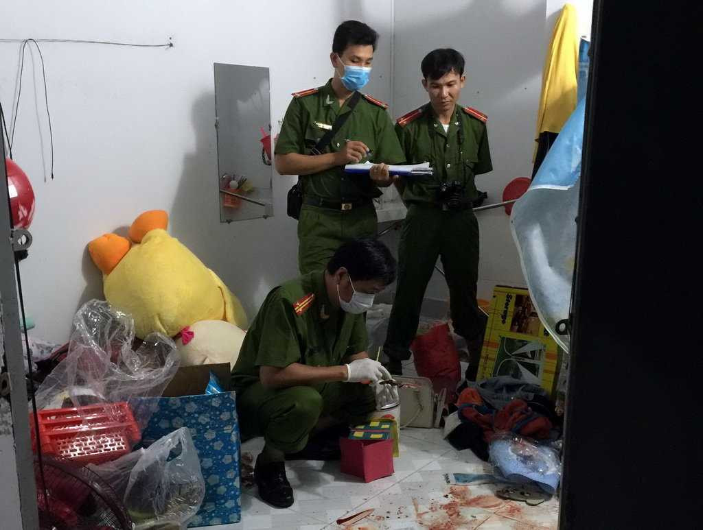 Cơ quan công an khám nghiệm hiện trường vụ án mạng. Ảnh: Văn Thỉnh