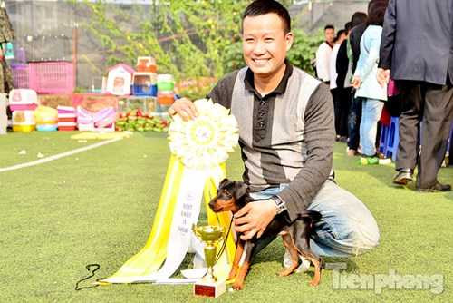 Những người đoạt giải vui mừng chụp ảnh kỷ niệm cùng chú chó của mình