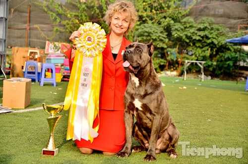 Bà Olga Shilova vui mừng vì chú chó đoạt giải cuộc thi.