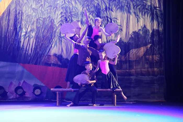 Sắc màu tuổi thơ