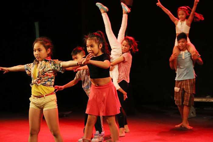 Sắc màu tuổi thơ